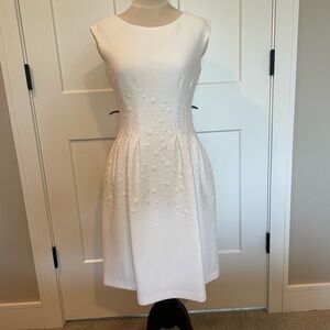 Roz & Ali ivory A-line sleeveless dress with pockets. Size 2.